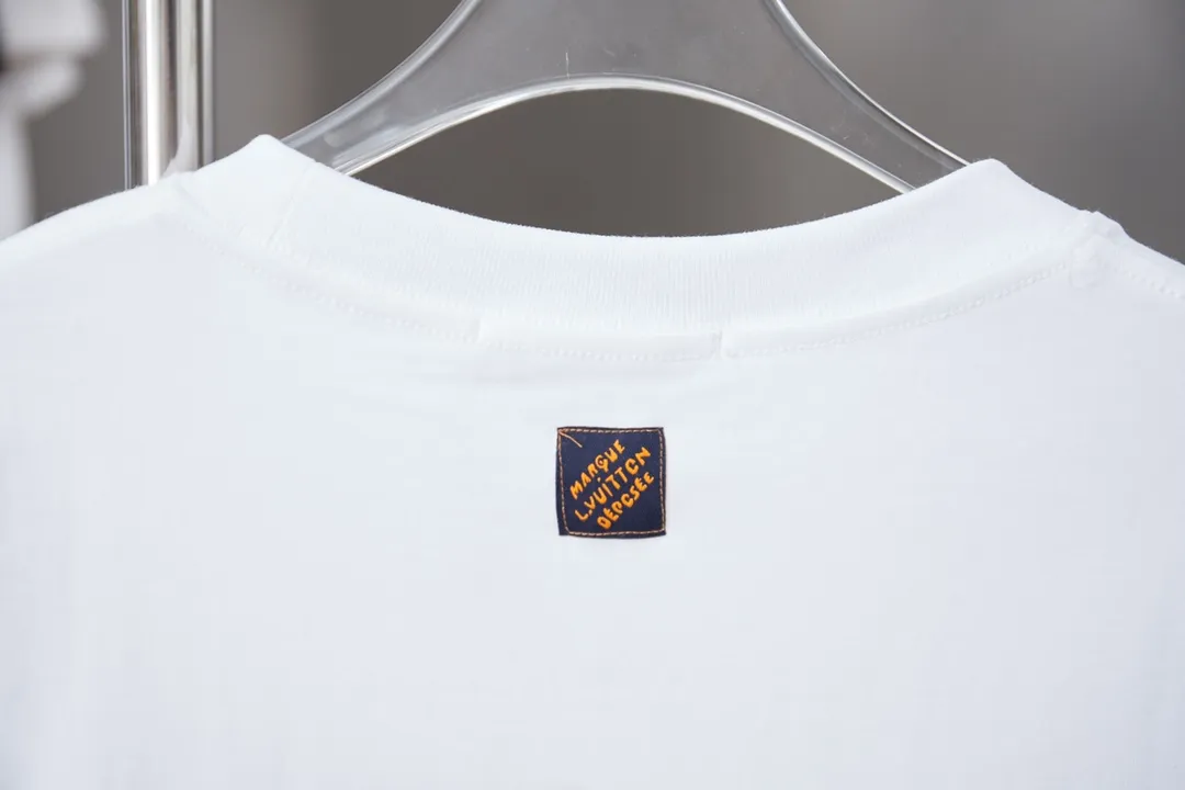 🅿️190 1V 25SS early spring new model Digital LV flag🚩Short sleeves Light luxury Essential item for daily commuting for men and women Correct version Welcome to compare Detailed features · 320g 100% pure cotton double yarn jersey fabric · Custom dyed in the same cylinder, special thickened 32 pieces double-strand 1X1 thread · Digital positioning flag 🚩LV letter printing · Double needle stitching across seams · Original main mark, washed tag, brand moisture-proof paper packaging Color: White Size: S/M/L/XL